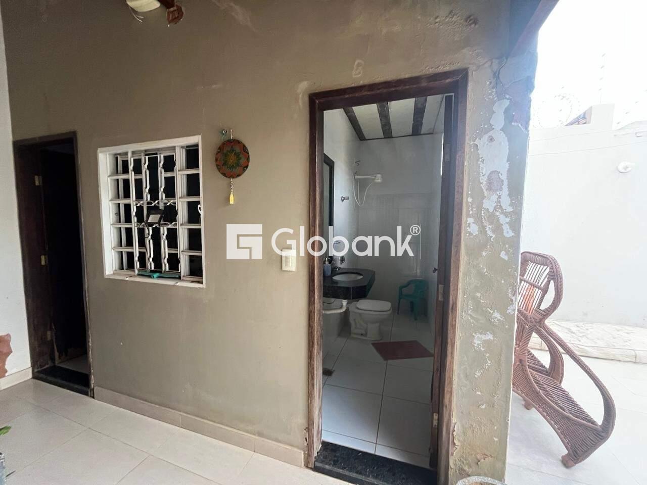 Casa 3 quartos à venda Vila Exposição 250m² Montes Claros MG: BANHEIRO EXTERNO  REA GOURMET