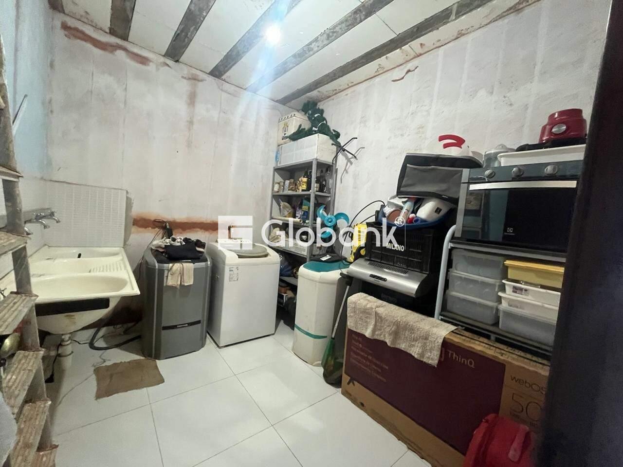 Casa 3 quartos à venda Vila Exposição 250m² Montes Claros MG: REA DE SERVI O COBERTA