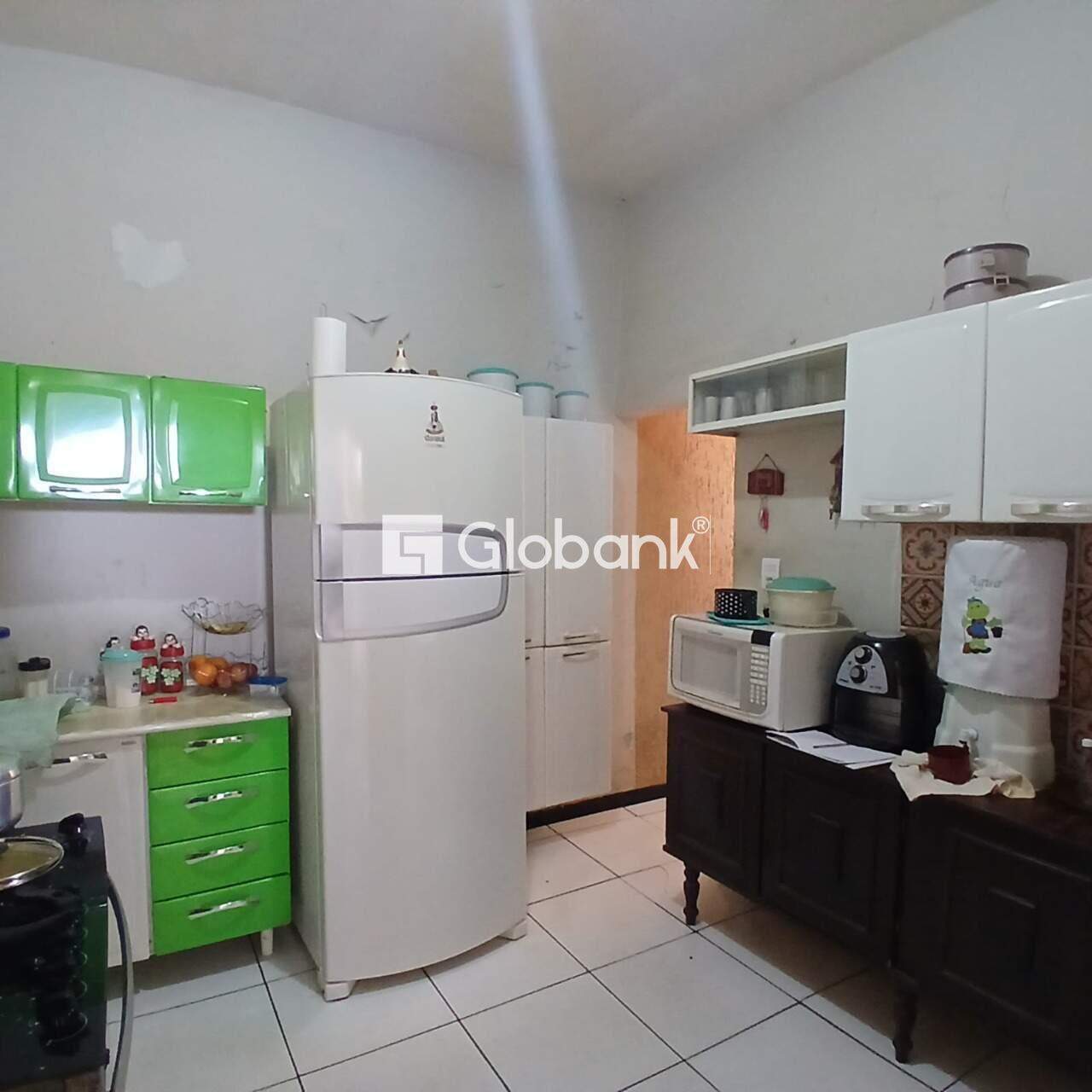 Casa 6 quartos à venda Sagrada Família 180m² Montes Claros MG: 