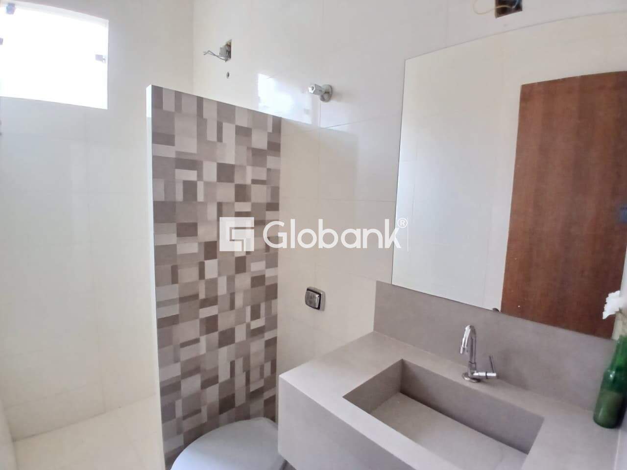 Casa 4 quartos à venda Esplanada 110m² Montes Claros MG: Banheiro social