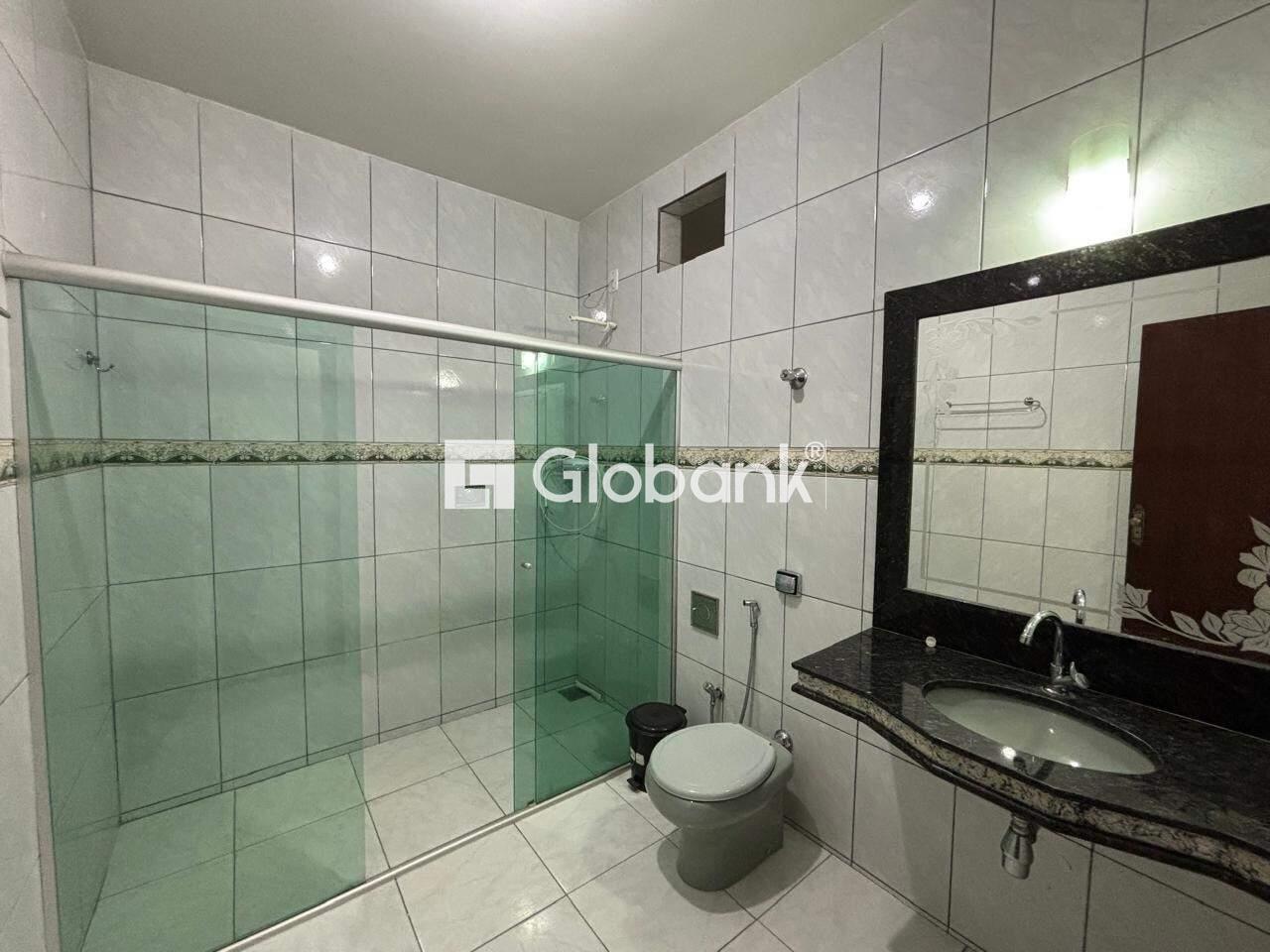 Casa 3 quartos à venda Vila Exposição 197m² Montes Claros MG: Banheiro social