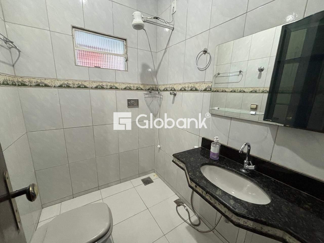 Casa 3 quartos à venda Vila Exposição 197m² Montes Claros MG: Banheiro suite