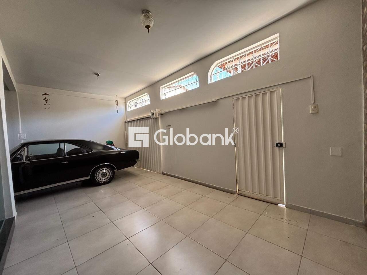 Casa 3 quartos à venda Vila Exposição 197m² Montes Claros MG: Garagem