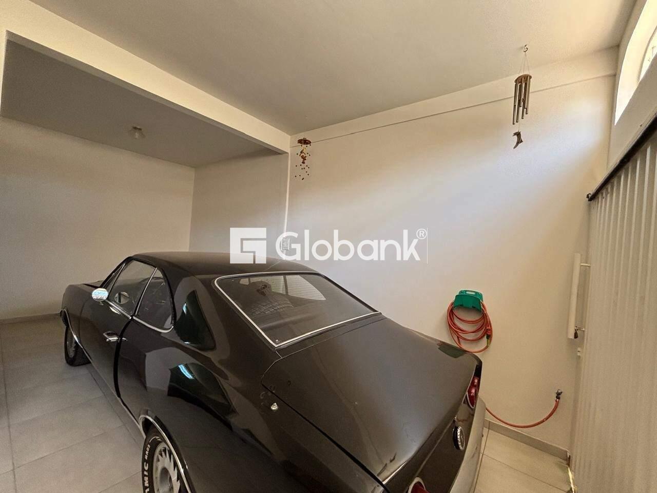 Casa 6 quartos à venda Vila Exposição 0m² Montes Claros MG: Garagem