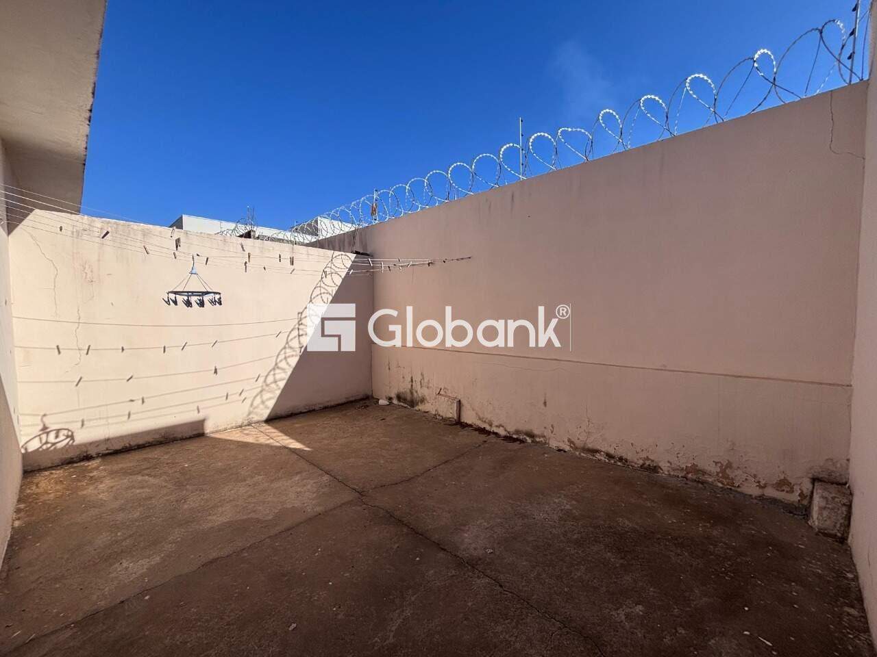 Casa 3 quartos para aluguel Jardim Olímpico 80m² Montes Claros MG: Quintal