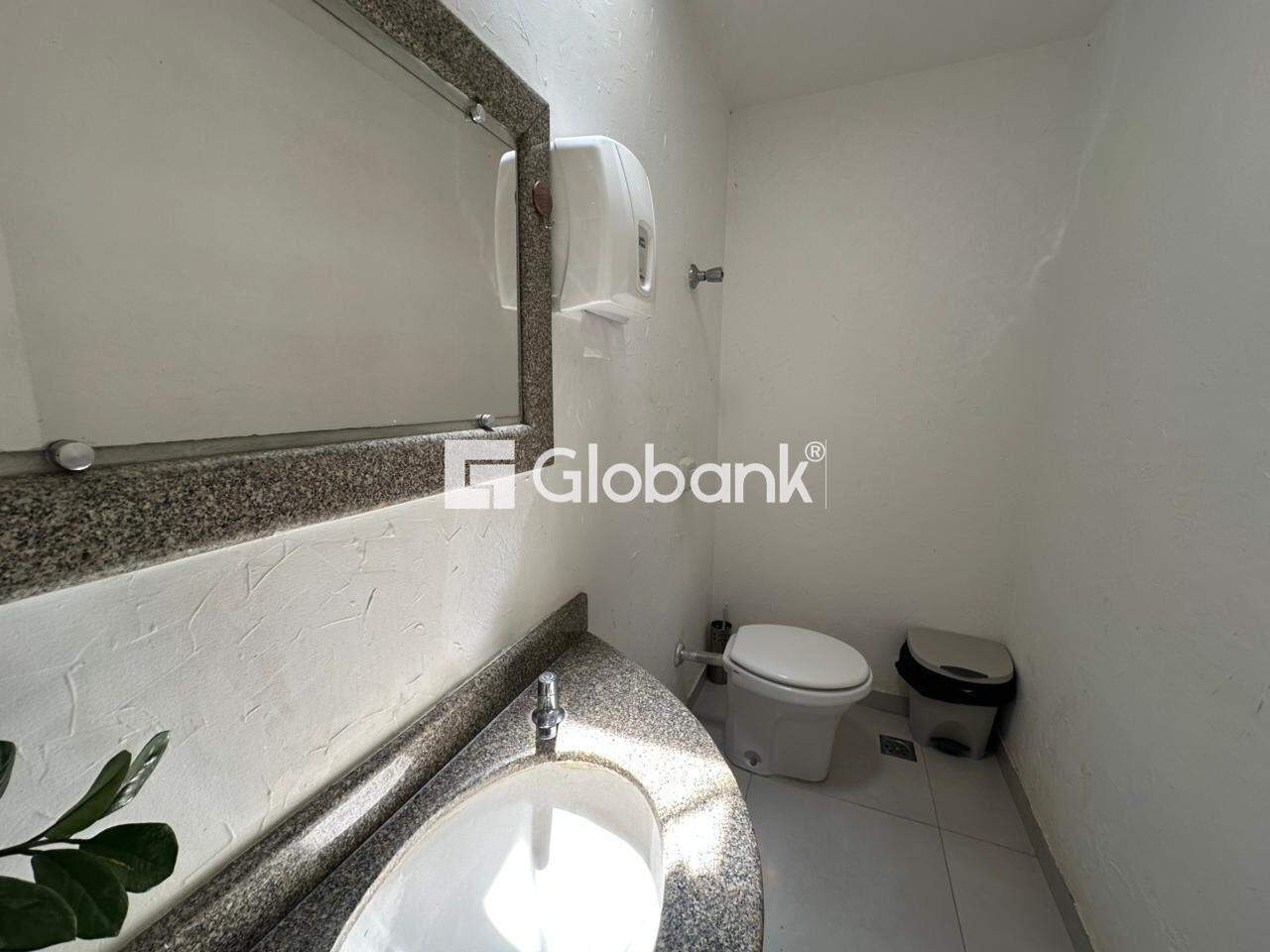 Sala comercial para aluguel Centro 20m² Montes Claros MG: Banheiro