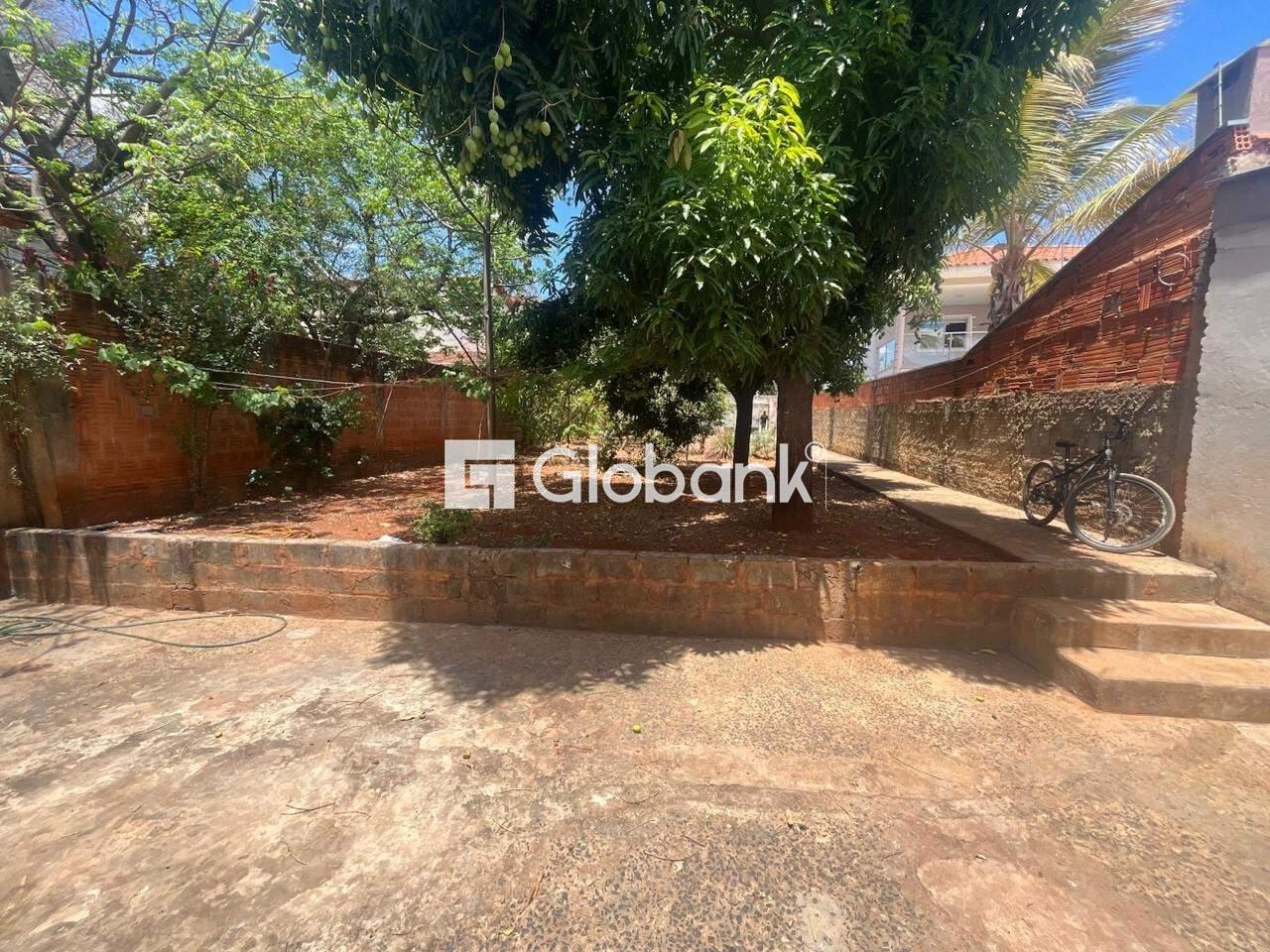 Casa 3 quartos à venda Monte Alegre 650m² Montes Claros MG: QUINTAL AMPLO