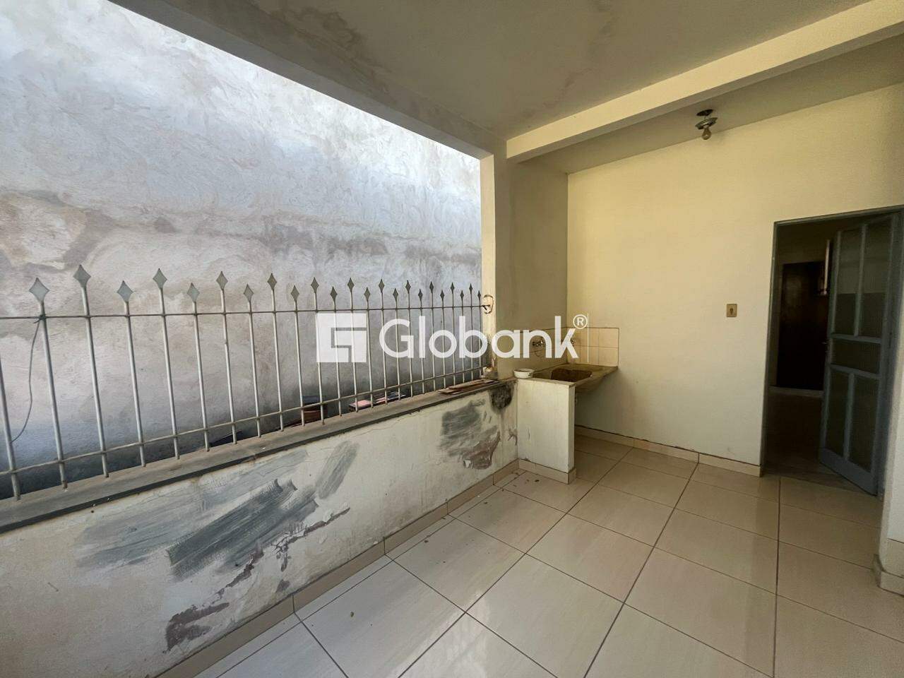 Casa 6 quartos à venda Vila Regina 125m² Montes Claros MG: Casa segundo piso, área de serviço
