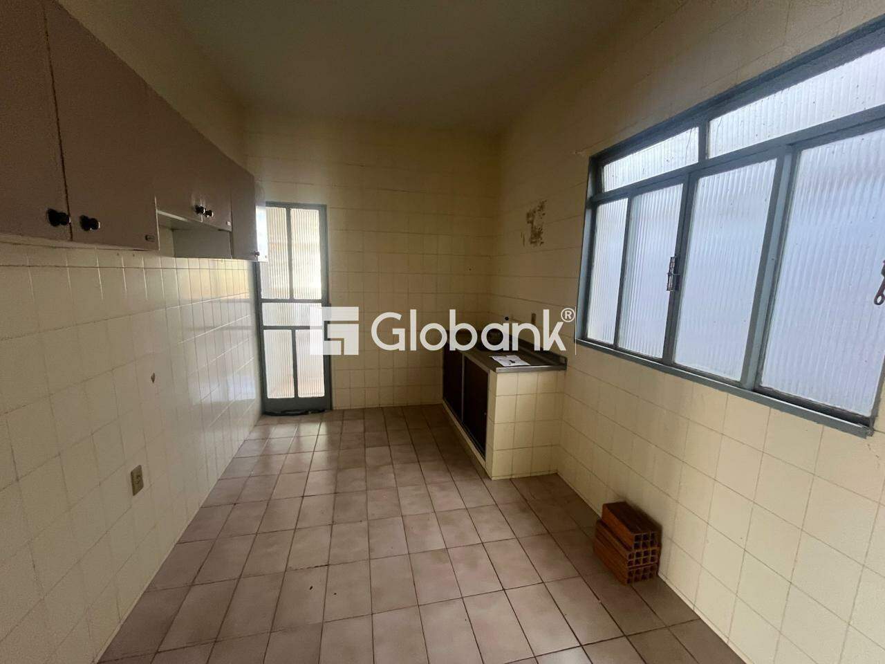 Casa 6 quartos à venda Vila Regina 125m² Montes Claros MG: casa segundo piso, cozinha