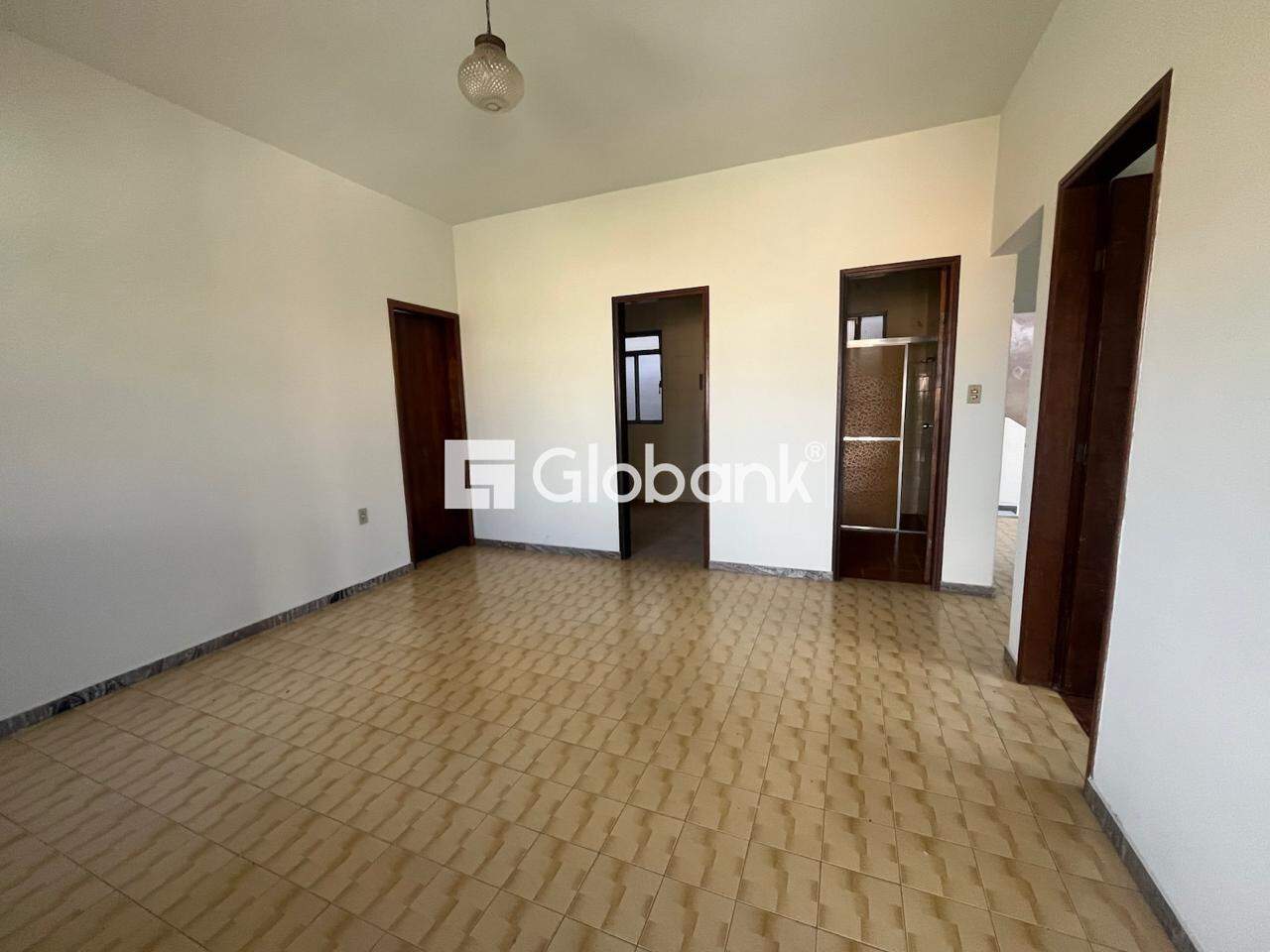 Casa 6 quartos à venda Vila Regina 125m² Montes Claros MG: casa segundo piso, sala