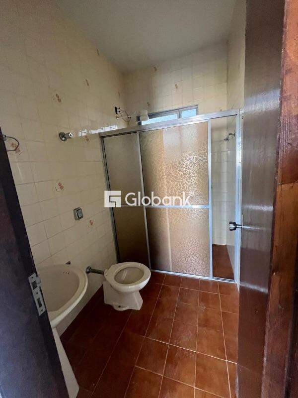 Casa 6 quartos à venda Vila Regina 125m² Montes Claros MG: casa segundo piso, banheiro social