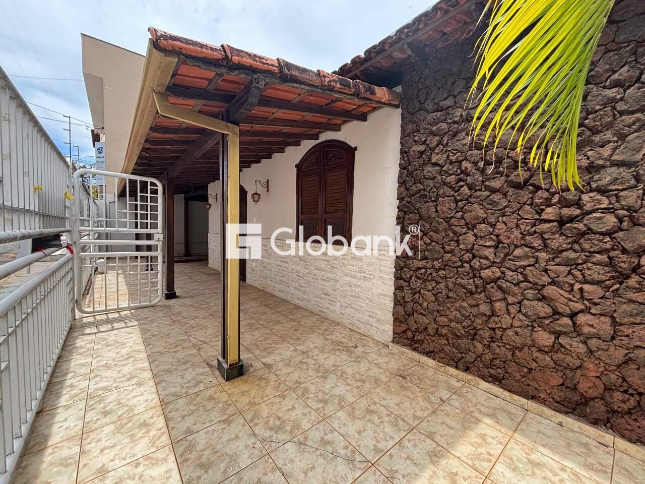 Casa 3 quartos para aluguel Centro 180m² Montes Claros MG: Varanda frontal