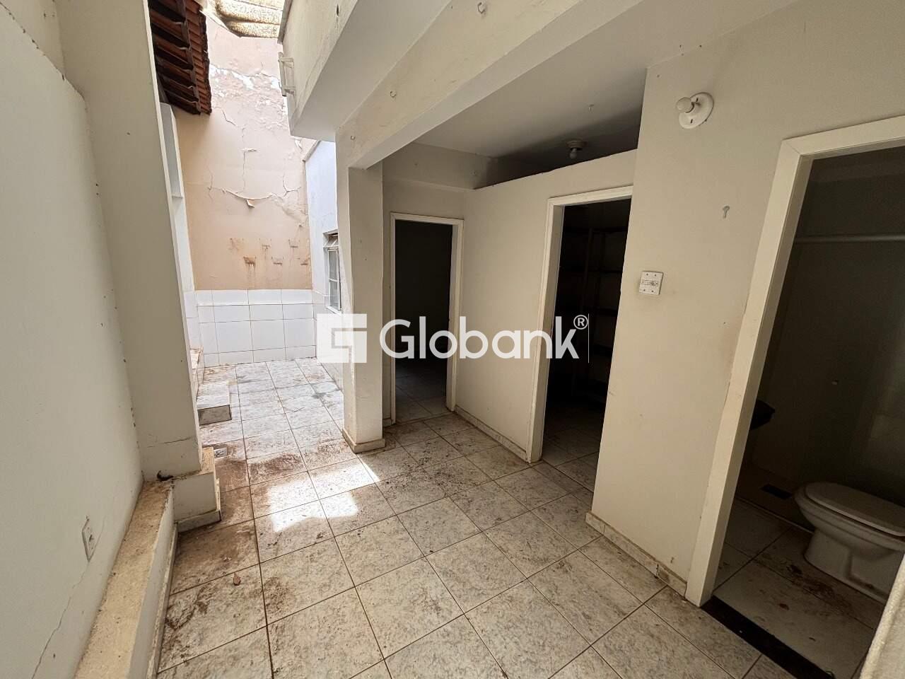 Casa 3 quartos para aluguel Centro 180m² Montes Claros MG: Área externa dce