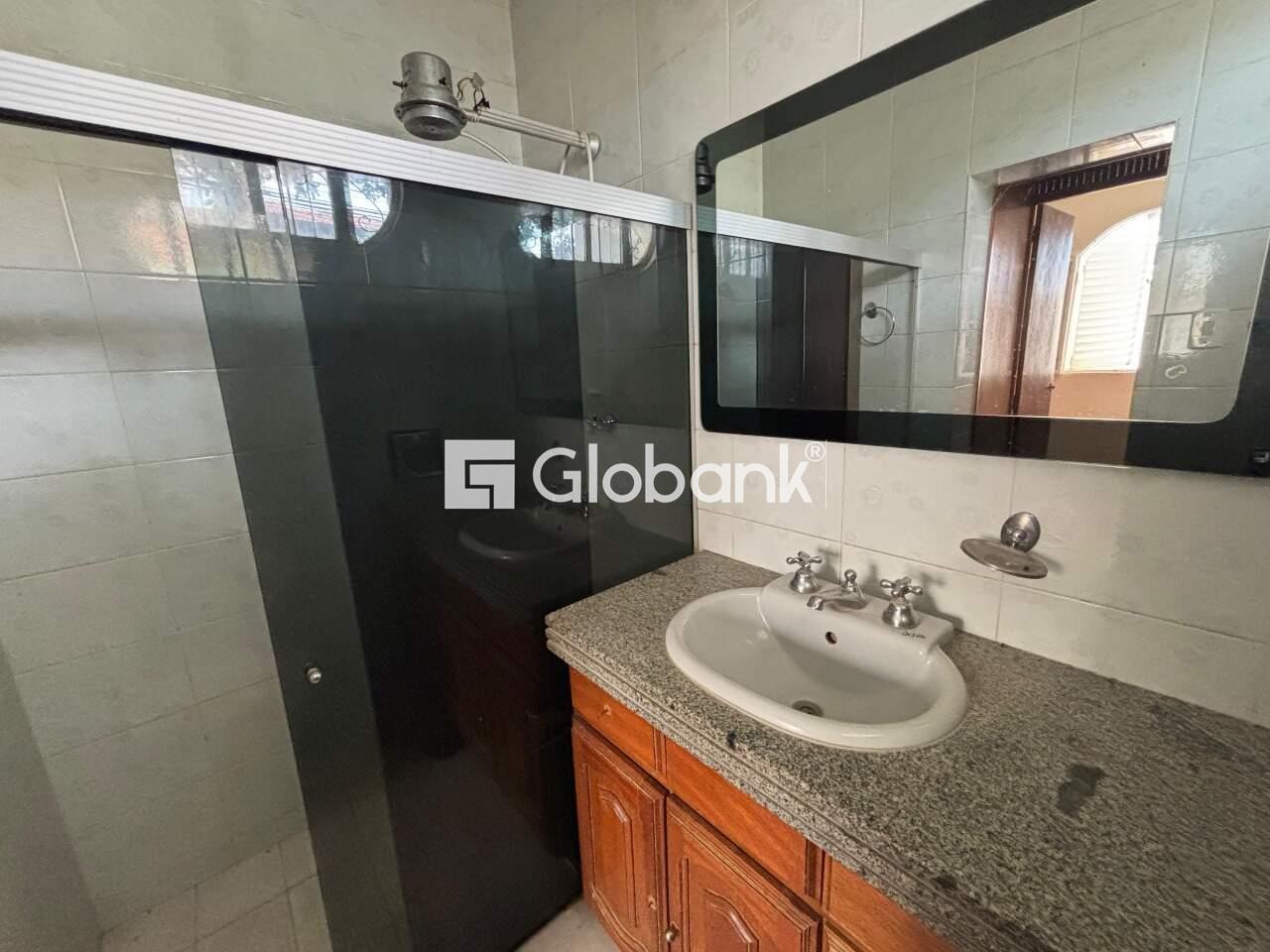 Casa 3 quartos para aluguel Centro 180m² Montes Claros MG: Banheiro suite