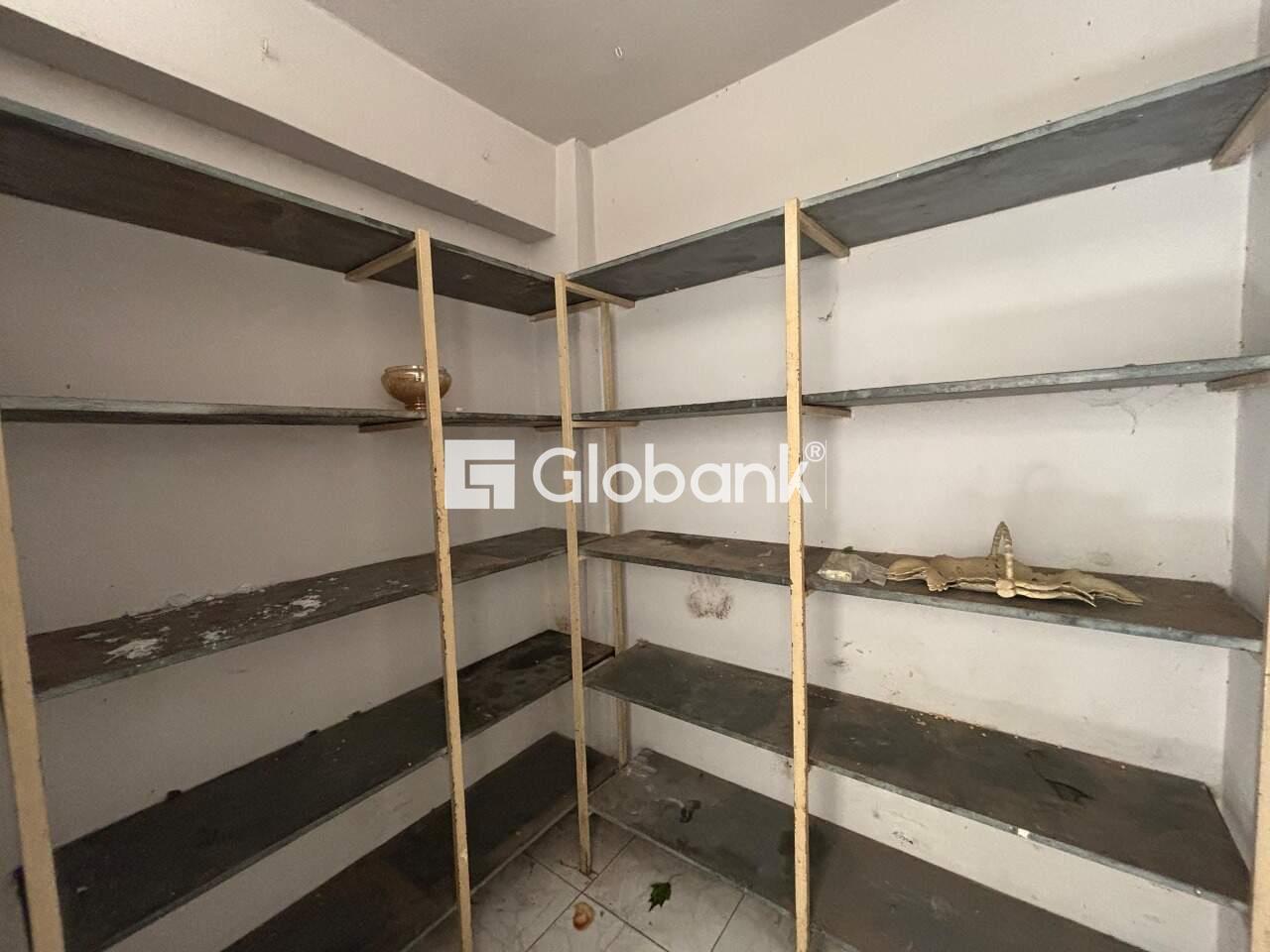 Casa 3 quartos para aluguel Centro 180m² Montes Claros MG: Despensa