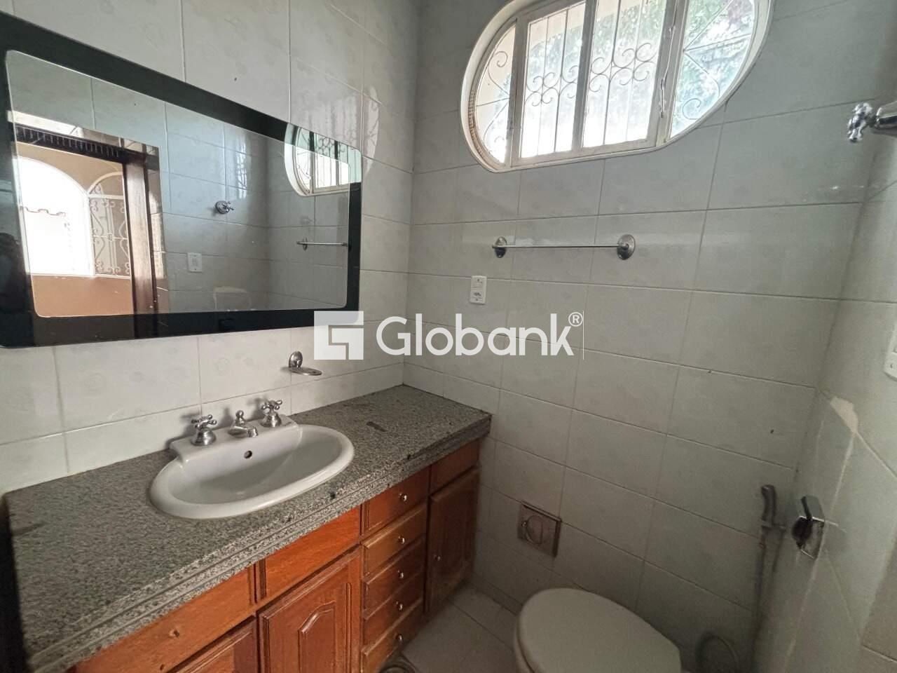 Casa 3 quartos para aluguel Centro 180m² Montes Claros MG: Banheiro suite