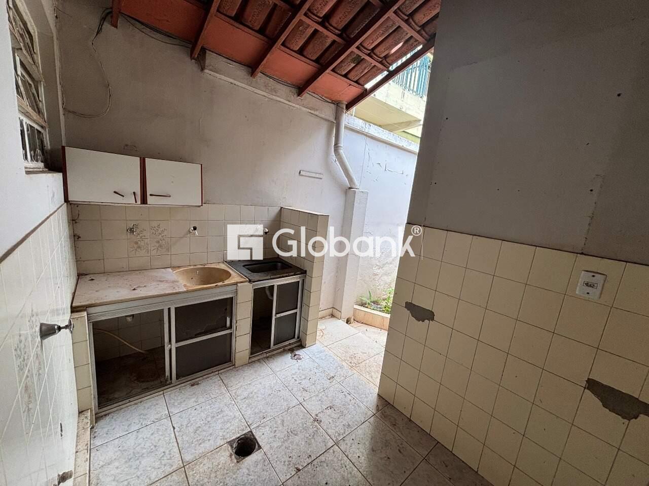 Casa 3 quartos para aluguel Centro 180m² Montes Claros MG: Área de serviço
