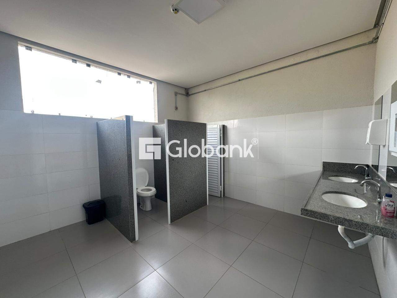 Galpão para aluguel Dos Mangues 1.500m² Montes Claros MG: Banheiro