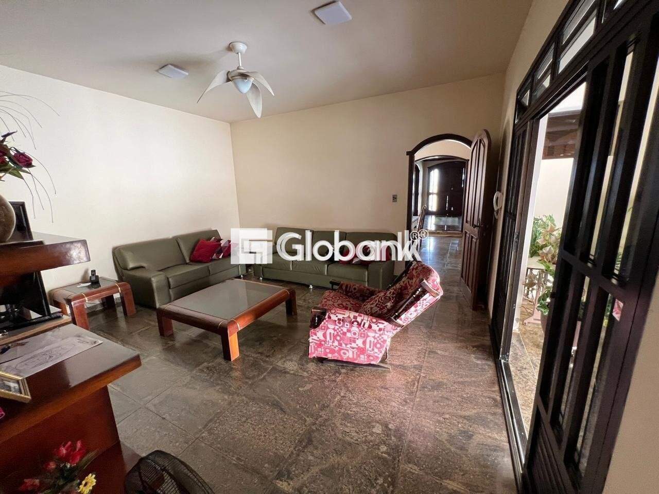 Casa 7 quartos para aluguel Centro 475m² Montes Claros MG: