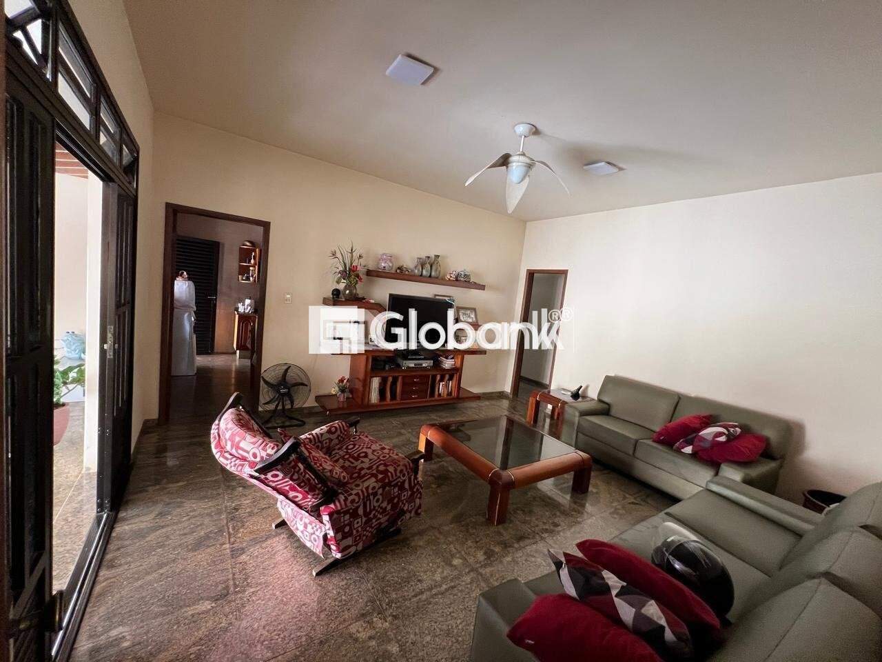 Casa 7 quartos para aluguel Centro 475m² Montes Claros MG: