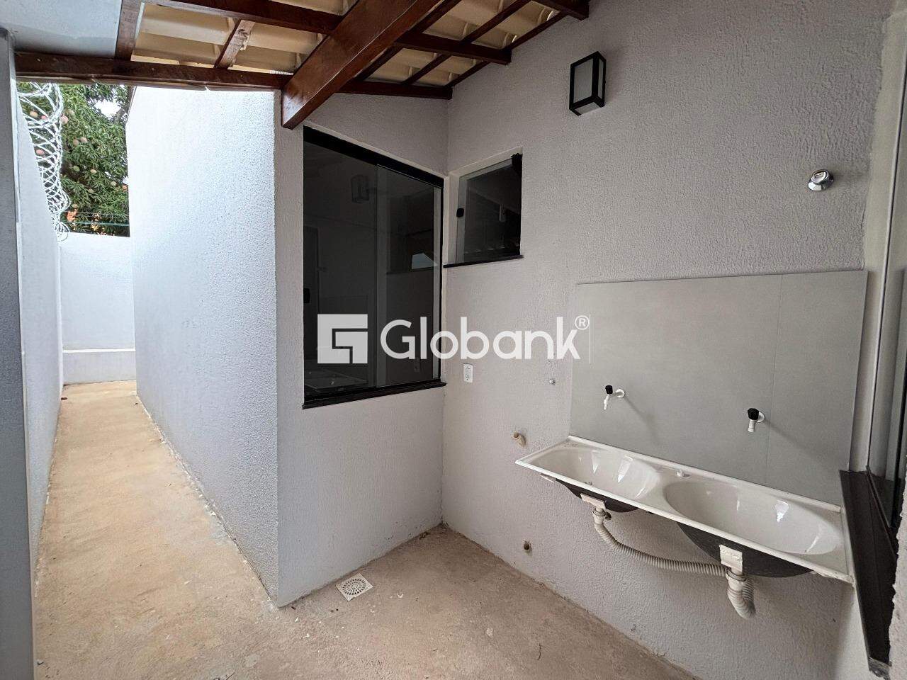 Casa 3 quartos para aluguel Monte Alegre 94m² Montes Claros MG: Área de serviço