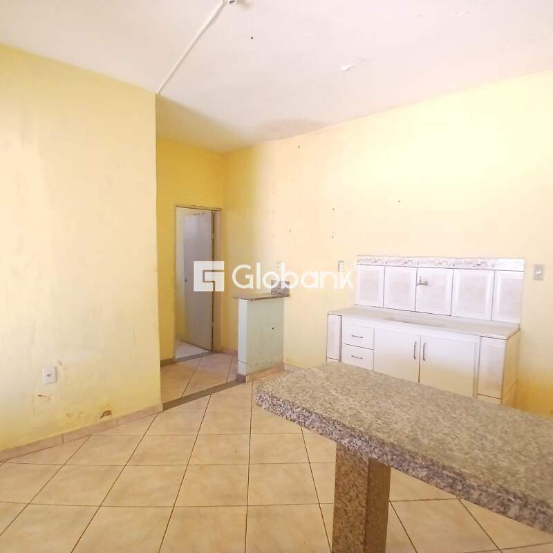 Casa 4 quartos à venda Vila Guilhermina 63m² Montes Claros MG: 