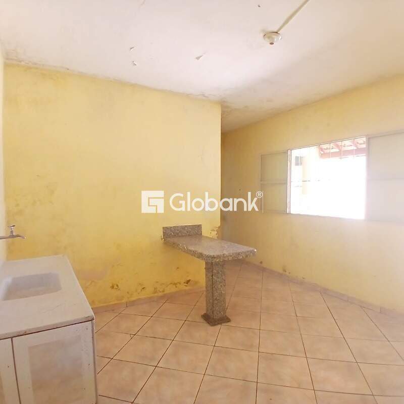 Casa 4 quartos à venda Vila Guilhermina 63m² Montes Claros MG: 