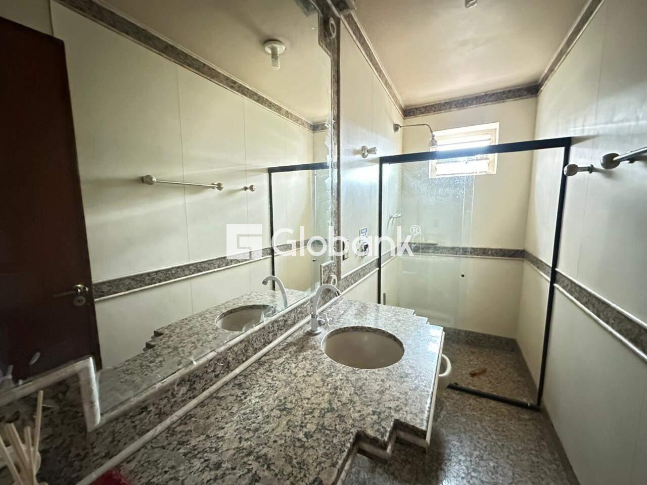 Casa 5 quartos para aluguel Centro 240m² Montes Claros MG: Suíte