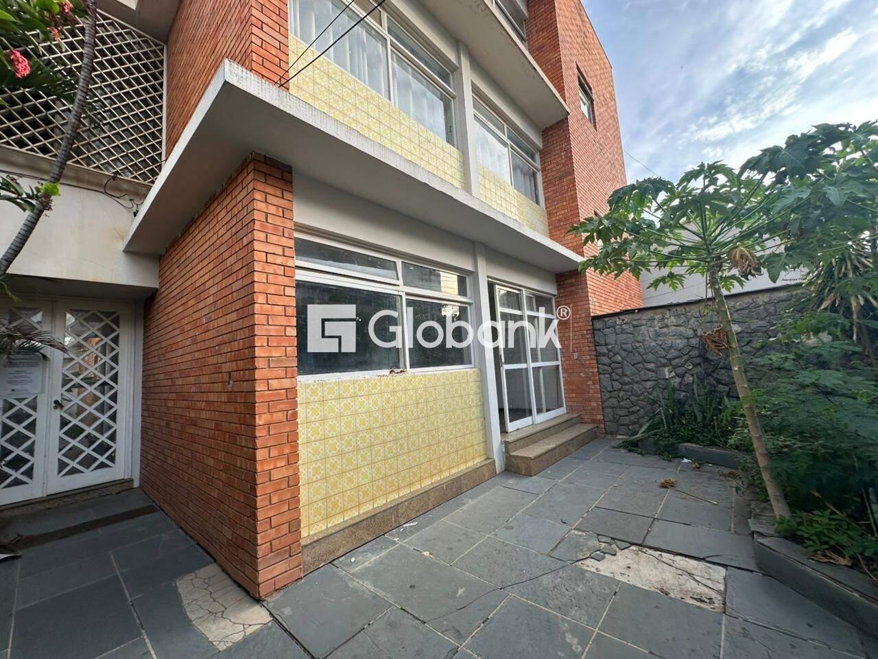 Casa 5 quartos para aluguel Centro 240m² Montes Claros MG: Fachada interna