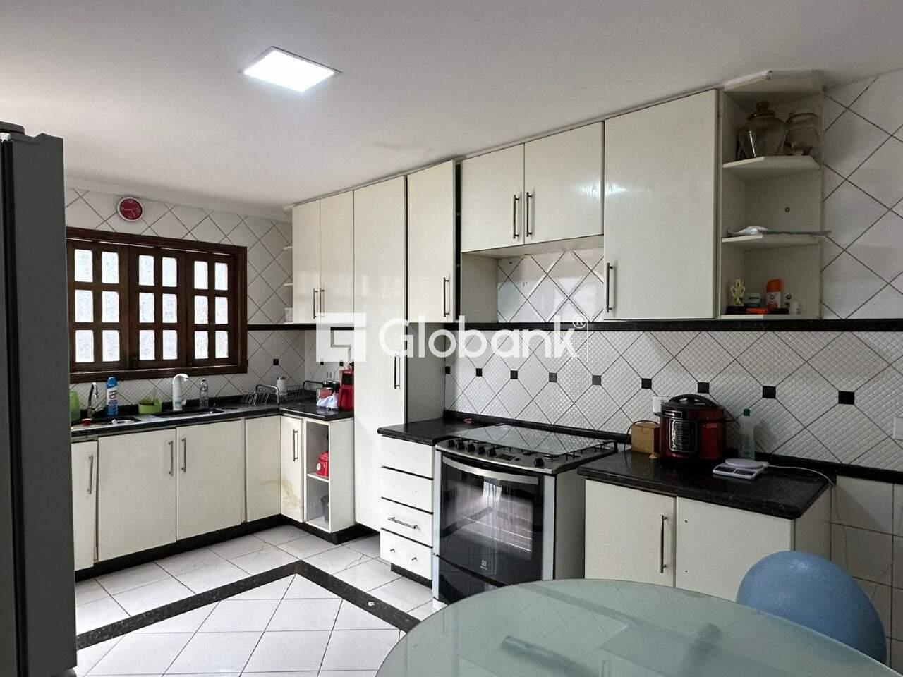 Casa 5 quartos à venda São José 300m² Montes Claros MG: 