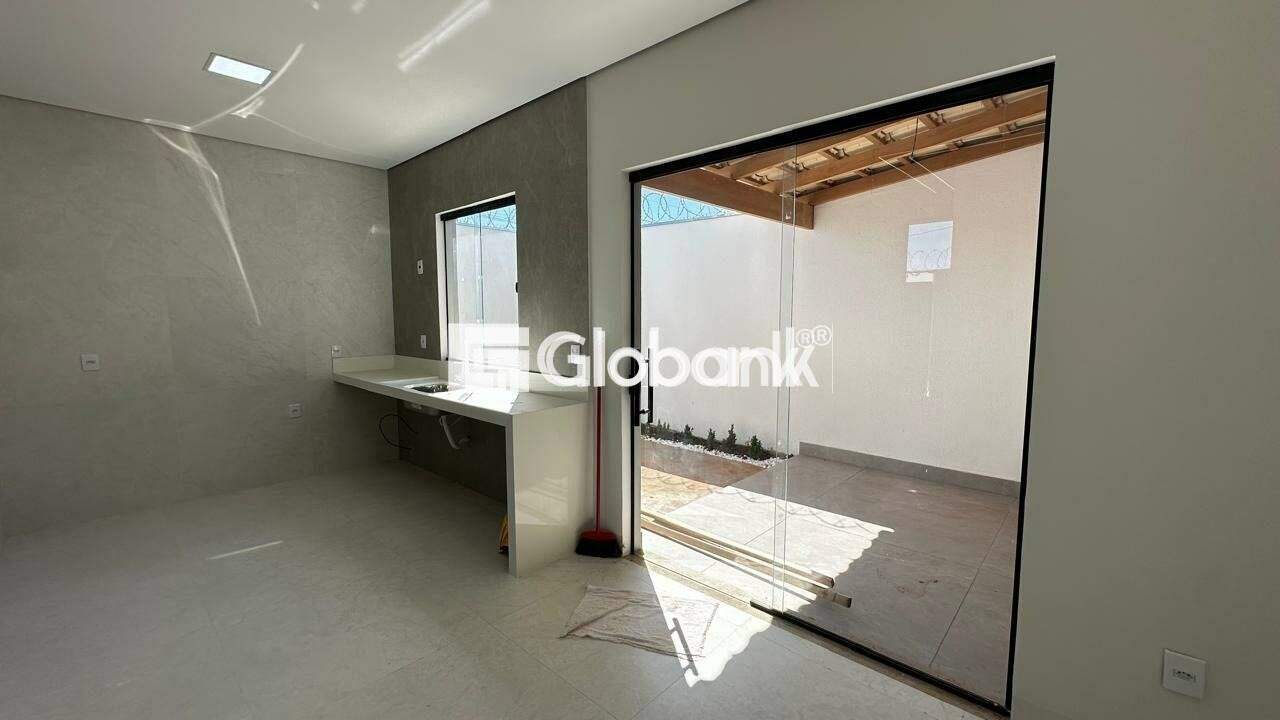 Casa 3 quartos à venda Planalto 101m² Montes Claros MG: 