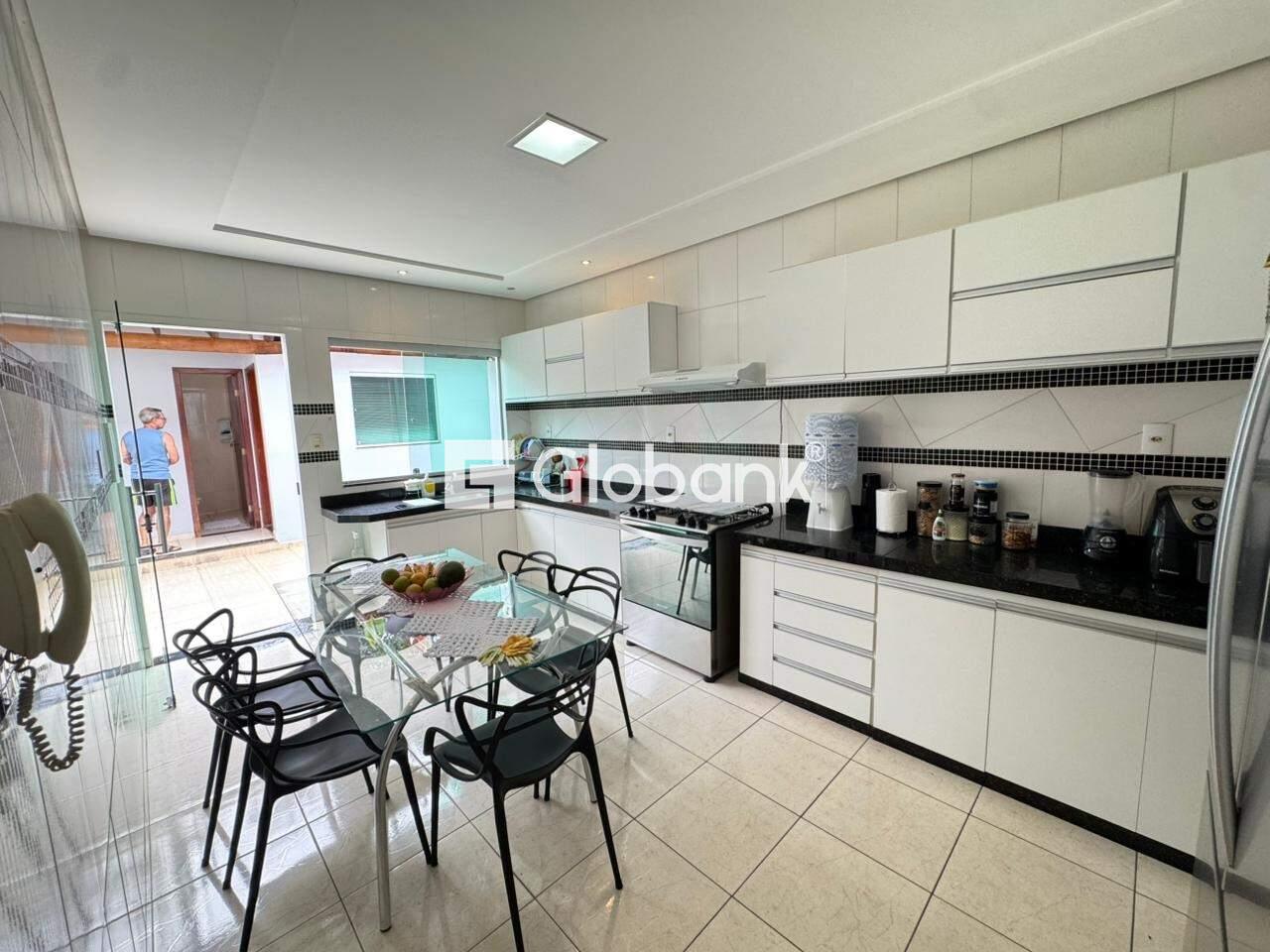 Casa 3 quartos à venda Vila Sumaré 101m² Montes Claros MG: 