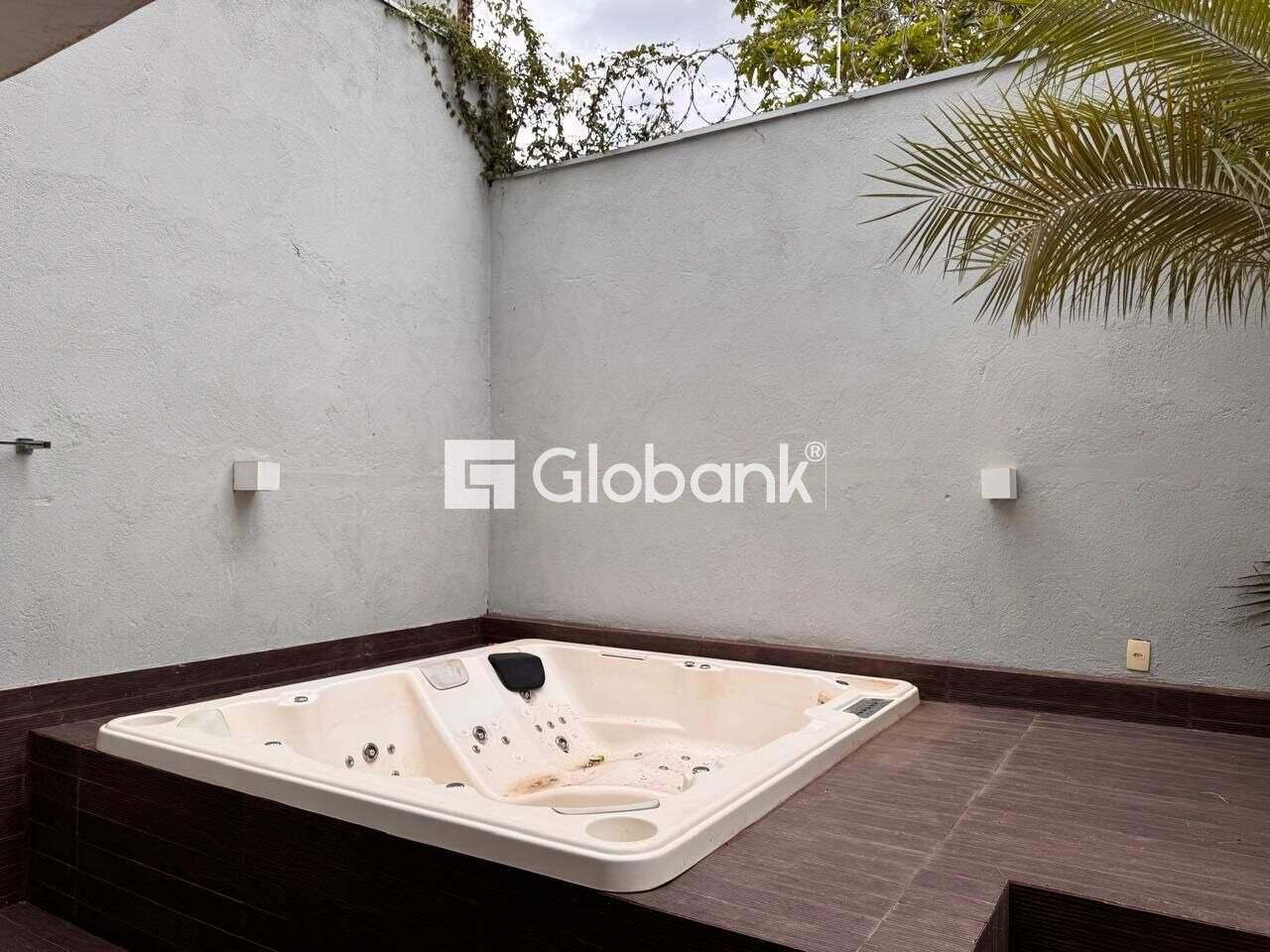 Casa 3 quartos à venda Ibituruna 221m² Montes Claros MG: 