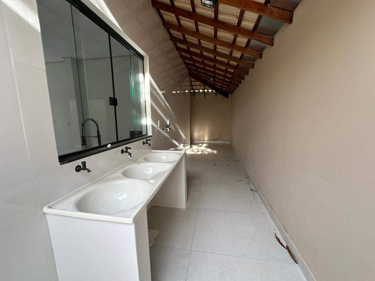 Casa 2 quartos para aluguel Monte Carmelo 80m² Montes Claros MG: Área de serviço