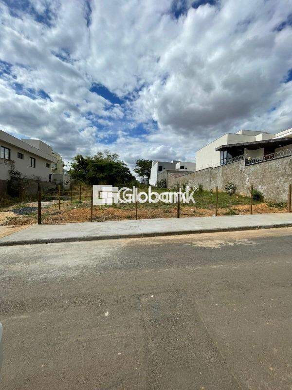 Terreno à venda Ibituruna 450m² Montes Claros MG: 