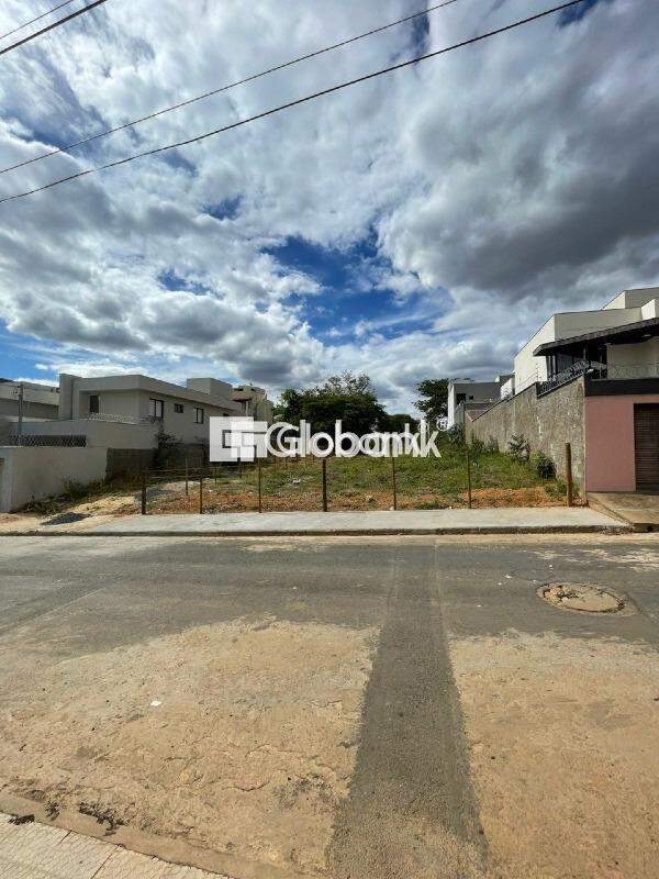 Terreno à venda Ibituruna 450m² Montes Claros MG: 