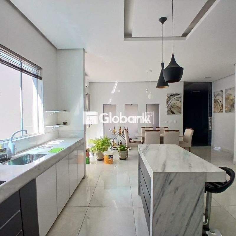 Casa 4 quartos à venda Planalto 280m² Montes Claros MG: 