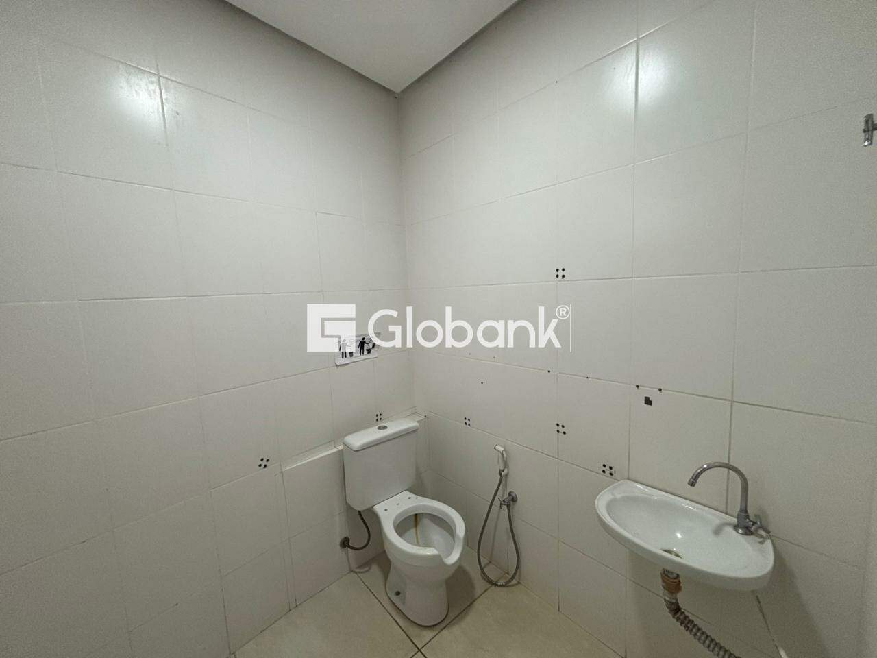 Prédio para aluguel Cidade Santa Maria 1.202m² Montes Claros MG: Banheiro
