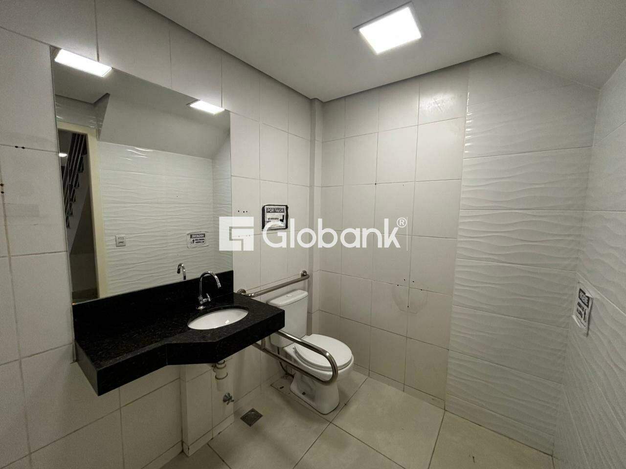Ponto comercial para aluguel Santo Expedito 288,5m² Montes Claros MG: Banheiro pcd