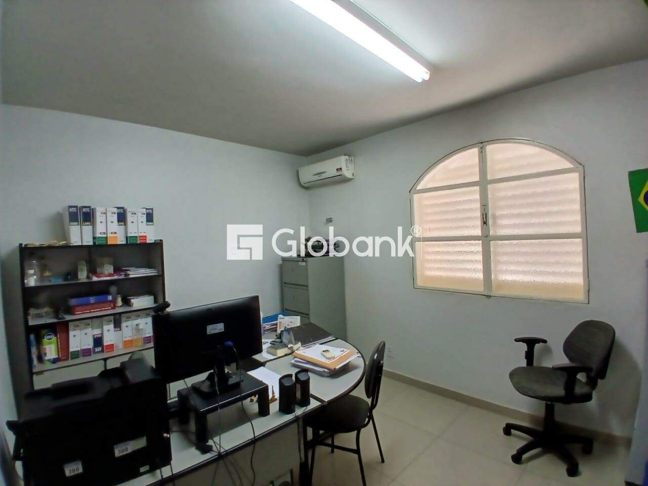 Ponto comercial para aluguel Centro 248m² Montes Claros MG: Sala
