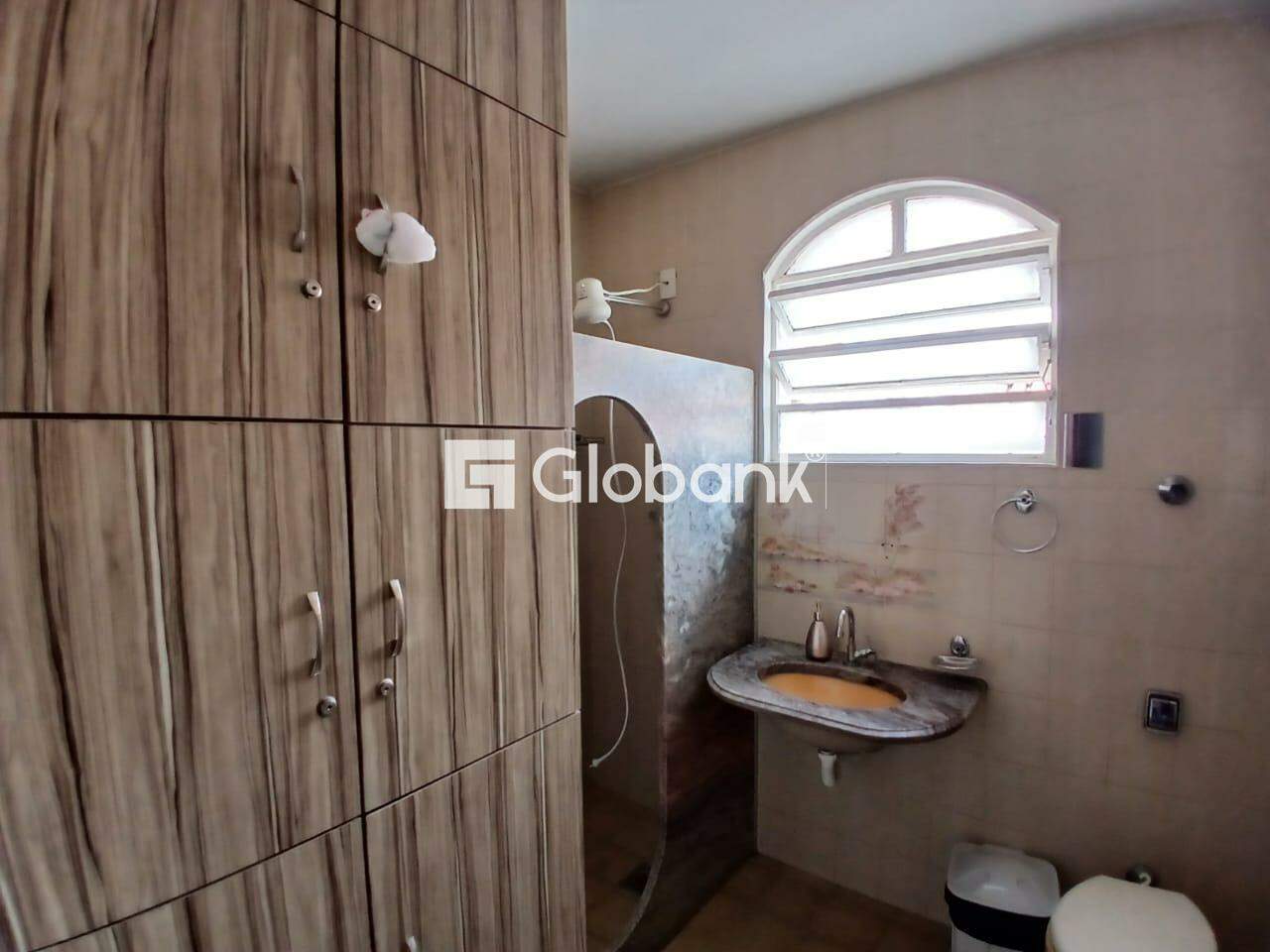 Ponto comercial para aluguel Centro 248m² Montes Claros MG: Banheiro