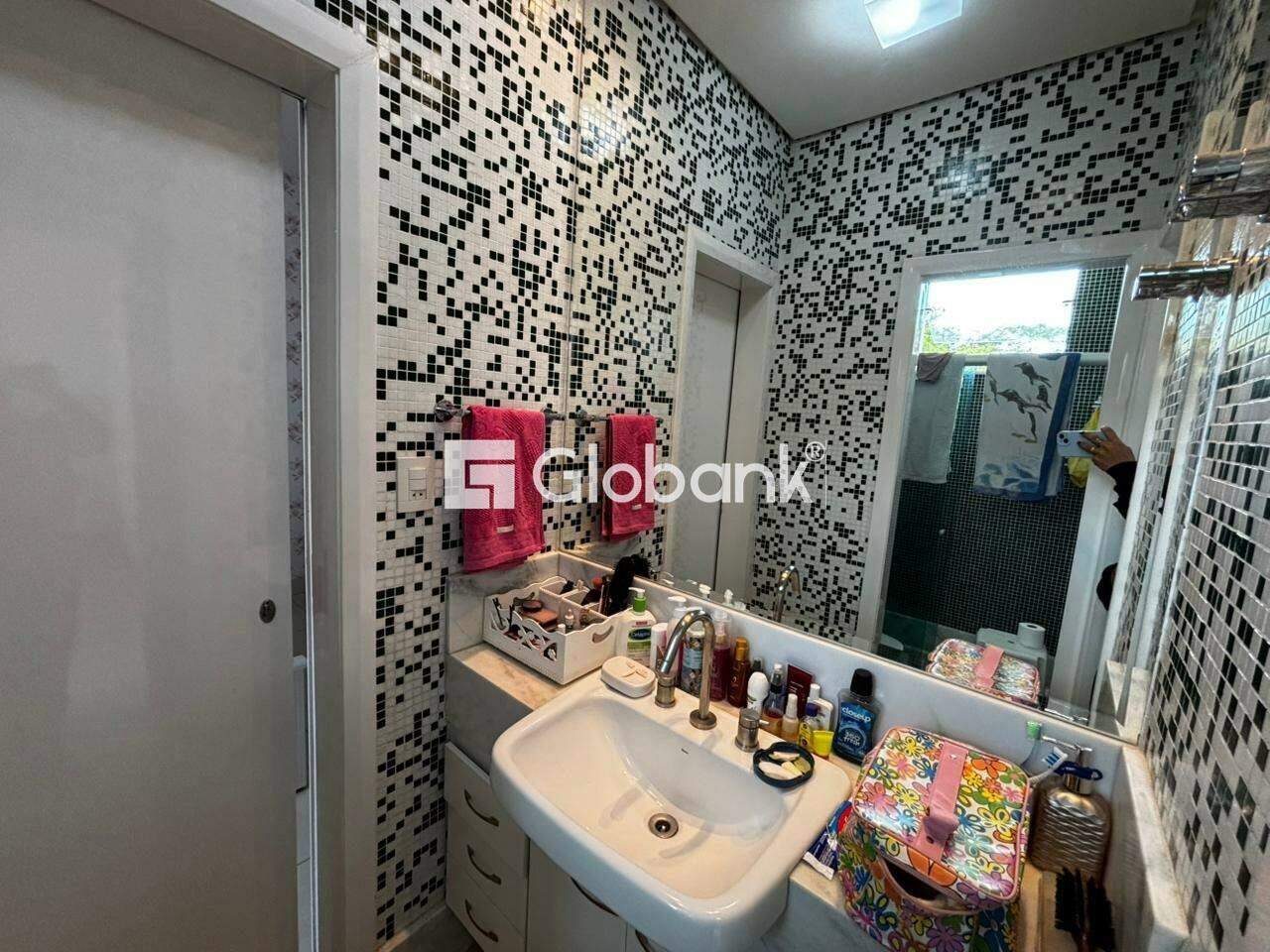 Casa em condomínio 3 quartos para aluguel Ibituruna 180m² Montes Claros MG: Banheiro entre quartos