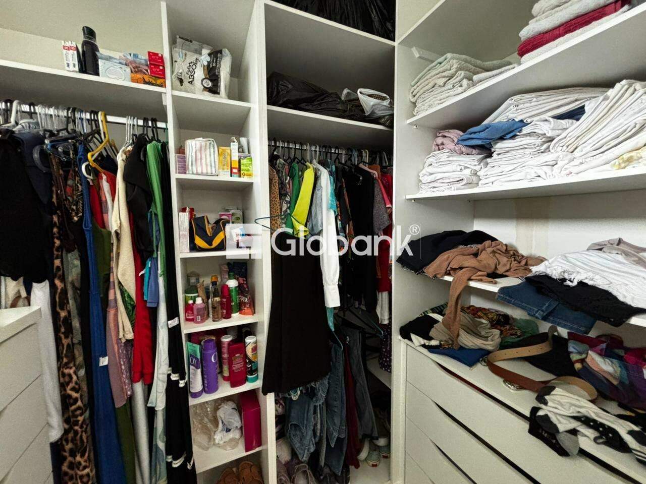 Casa em condomínio 3 quartos para aluguel Ibituruna 180m² Montes Claros MG: Closet