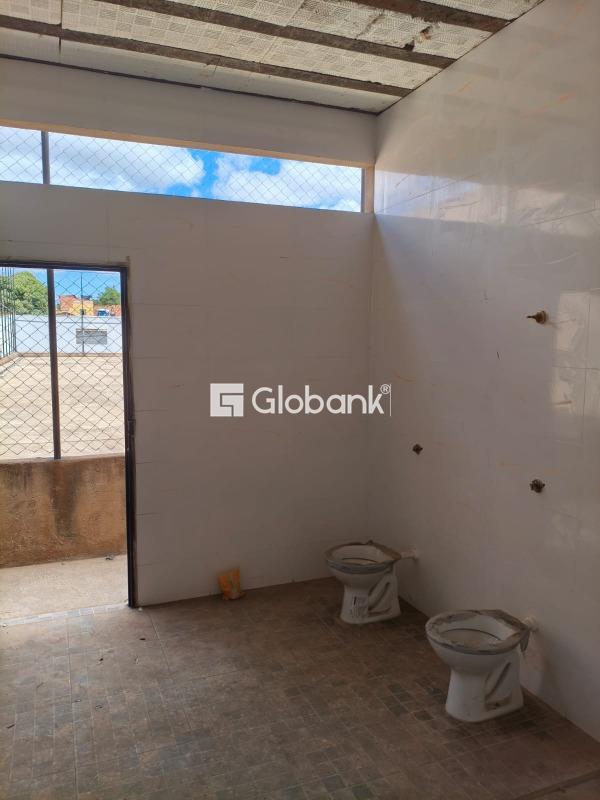 Ponto comercial para aluguel Santo Antônio 1.150m² Montes Claros MG: Banheiro
