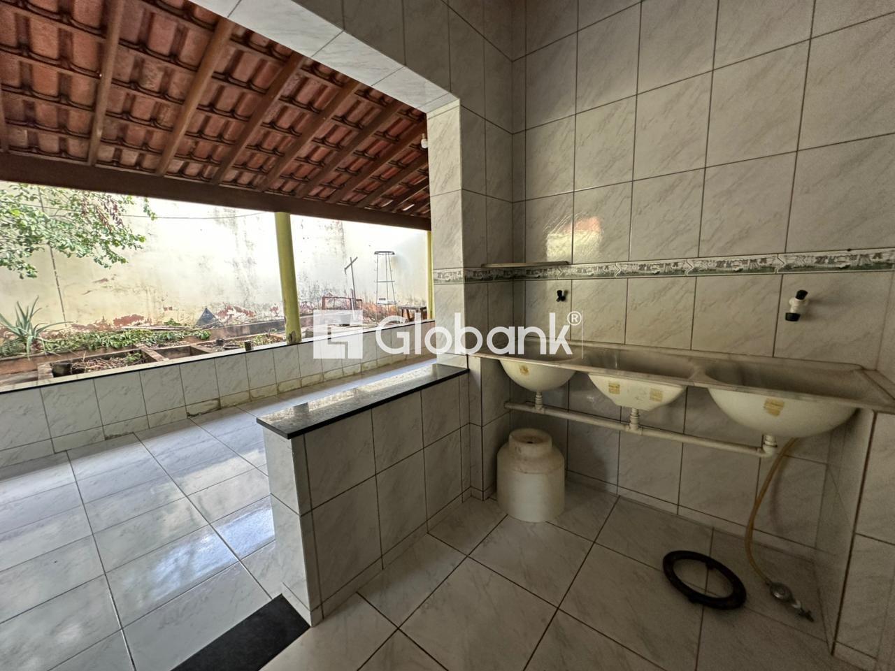 Casa 3 quartos para aluguel Jardim Palmeiras 110m² Montes Claros MG: Área de serviço