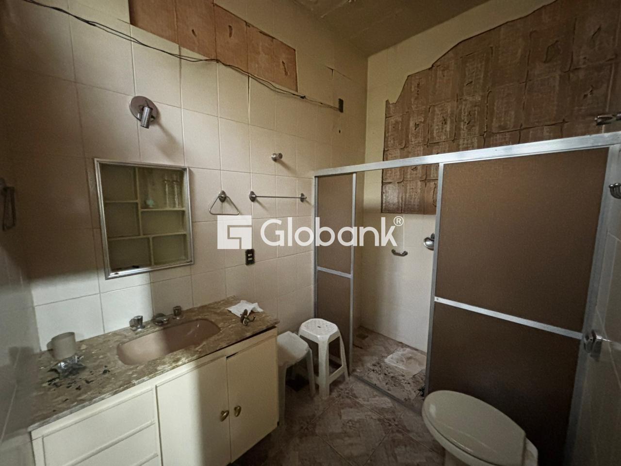 Ponto comercial para aluguel Centro 250m² Montes Claros MG: Banheiro suite