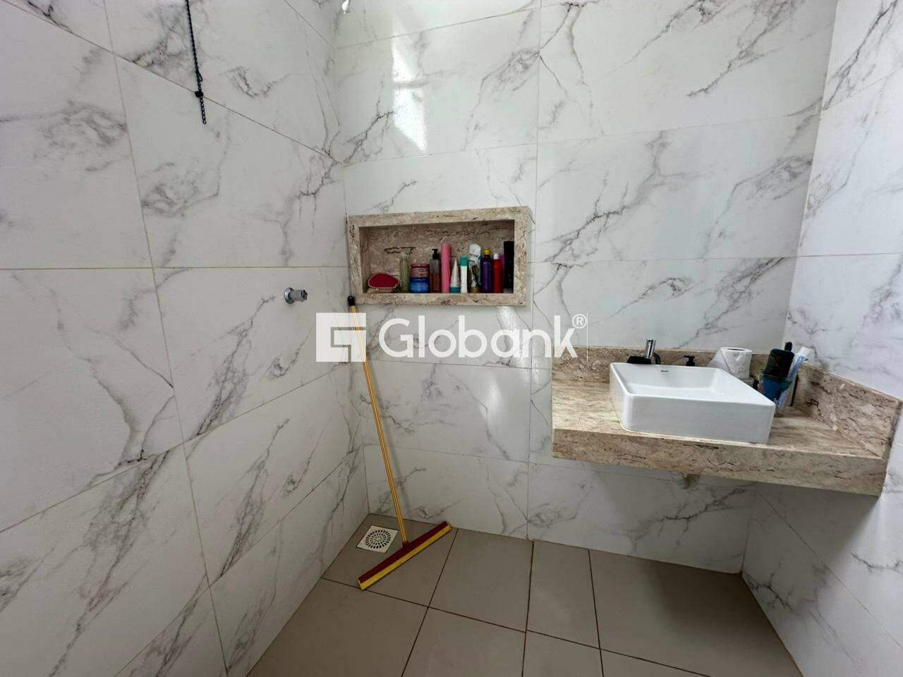 Casa 2 quartos para aluguel Guarujá 70m² Montes Claros MG: Banheiro social
