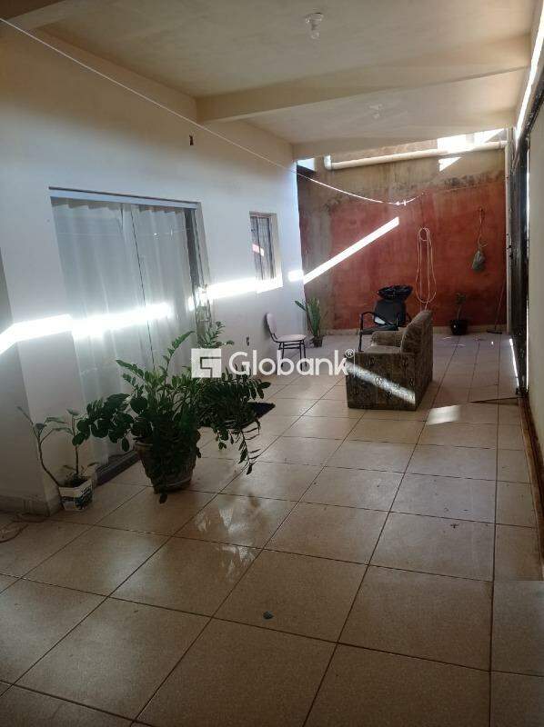 Casa 4 quartos à venda Independência 180m² Montes Claros MG: 