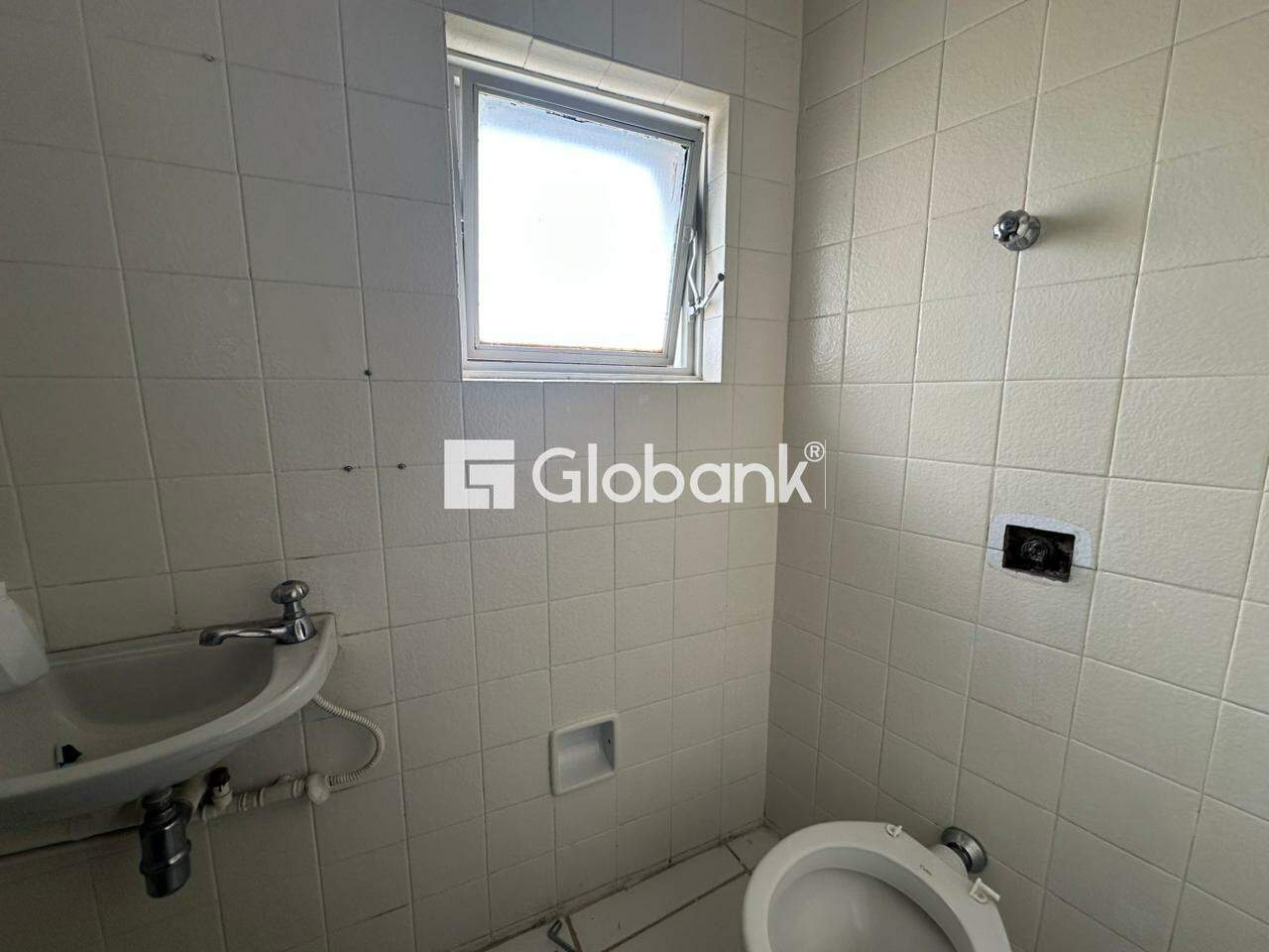 Sala comercial para aluguel Centro 48m² Montes Claros MG: Banheiro social