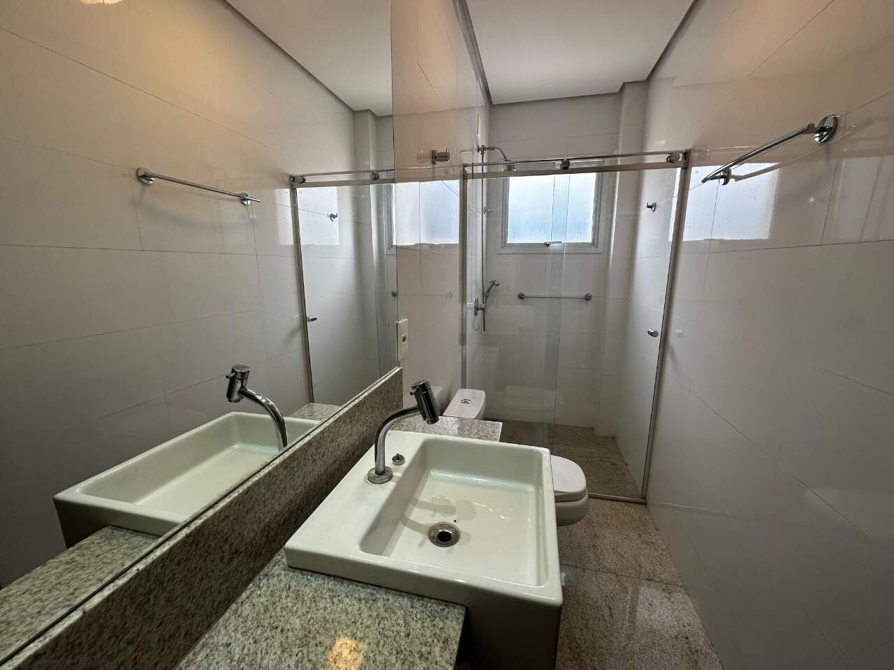 Apartamento 3 quartos para aluguel Cândida Câmara 120m² Montes Claros MG: Banheiro Social